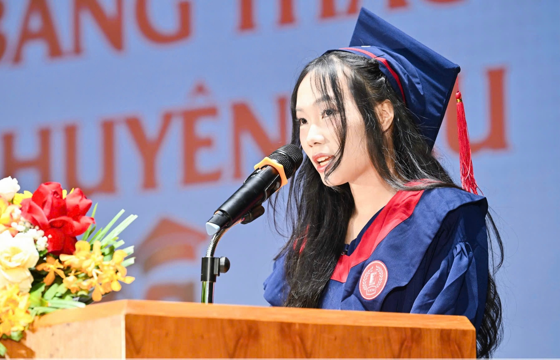 Nguyễn Thị Huyền - Tân Thủ khoa ngành AI Tạo sinh, đại diện sinh viên phát biểu tại lễ trao bằng tốt nghiệp thạc sĩ và kỹ sư chuyên sâu của Đại học Bách khoa Hà Nội sáng nay 23/5. (Ảnh: HUST)