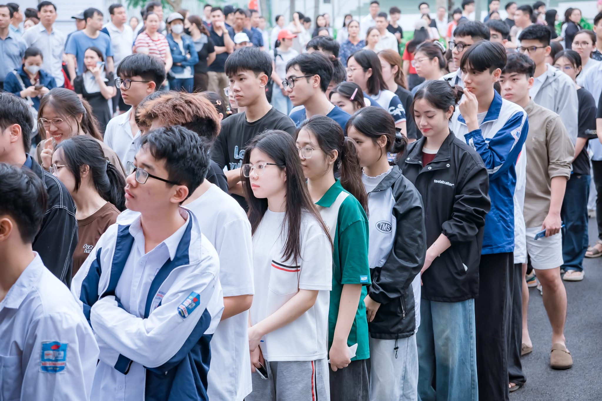 Thí sinh xếp hàng dự thi HSA tại điểm trường Đại học Thái Bình năm 2026.