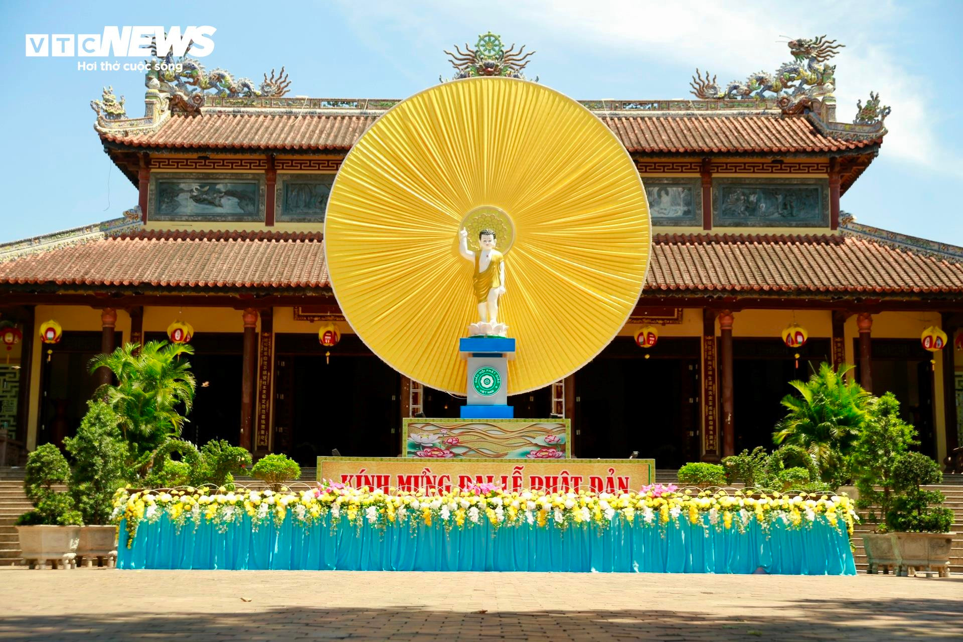 Lễ đài mừng Phật đản được thiết trí bên trong hầu hết các ngôi chùa lớn ở TP Huế.