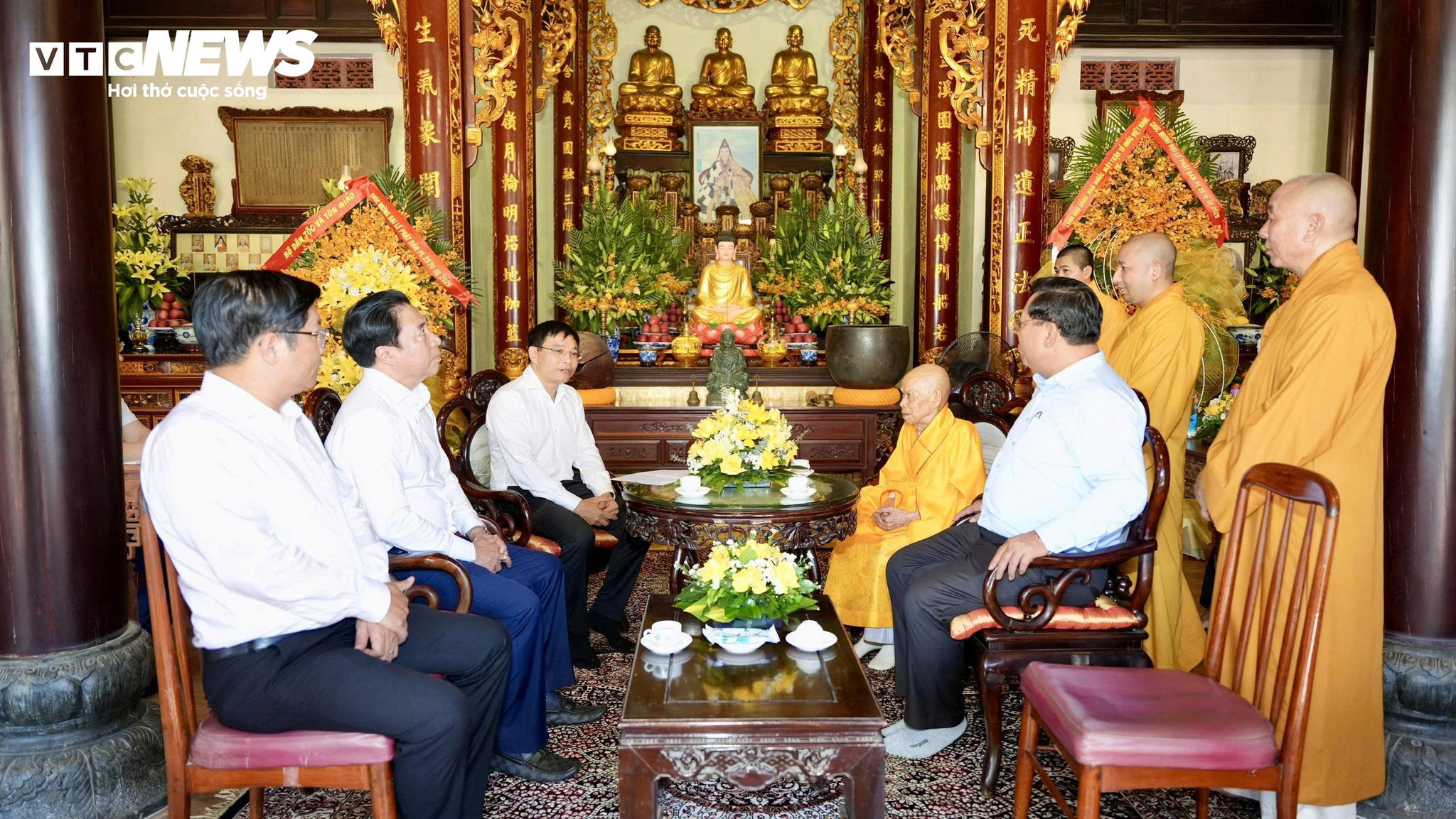 Phó Thủ tướng trân trọng ghi nhận những đóng góp tích cực của Giáo hội Phật giáo Việt Nam trong công tác an sinh xã hội, chăm lo đời sống Nhân dân, tham gia xóa đói giảm nghèo, cứu trợ nhân đạo và hỗ trợ các gia đình hoàn cảnh khó khăn.