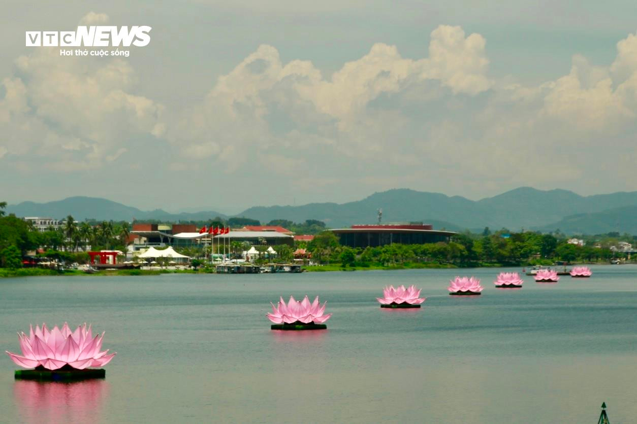 Trên sông Hương, đoạn trước bến Nghinh Lương Đình, nhiều du khách và phật tử say mê chiêm ngưỡng 7 đóa hoa sen khổng lổ nổi lên giữa làn nước xanh, là biểu tượng cho 7 bước chân của Đức Phật khi vừa đản sinh.