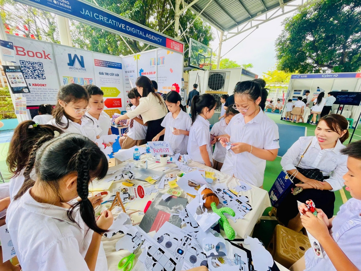 nắng nóng, trẻ nghỉ hè ôm thiết bị điện tử cả ngày cha mẹ cần làm gì hình ảnh 2 nang nong, tre nghi he om thiet bi dien tu ca ngay cha me can lam gi hinh anh 2
