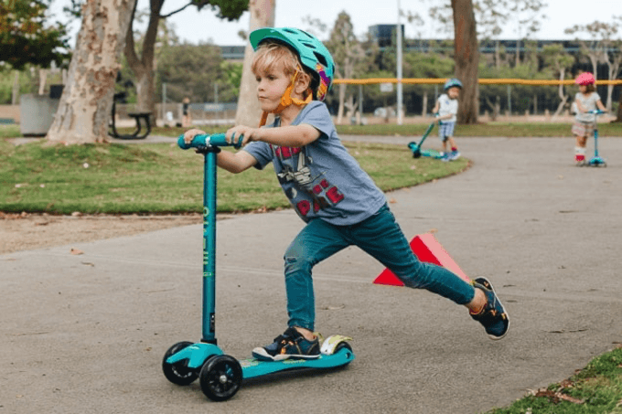 Với chiếc xe Scooter, các bé được thỏa thích vui chơi năng động ngoài trời. (Ảnh: iStock)