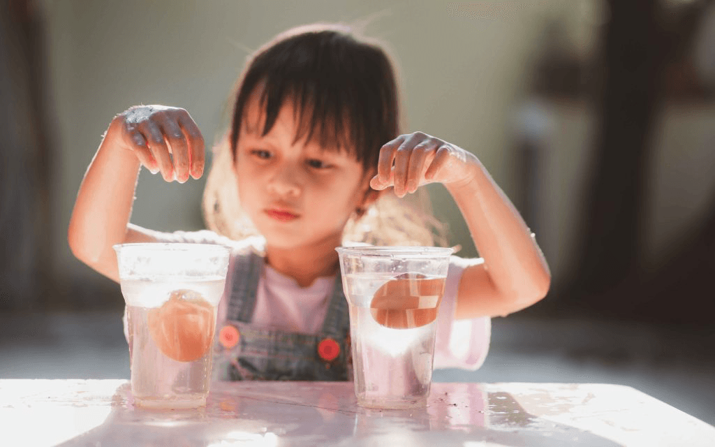 Các em bé đam mê khoa học sẽ đặc biệt thích đồ chơi Stem. (Ảnh minh họa: Crown Kiddo)