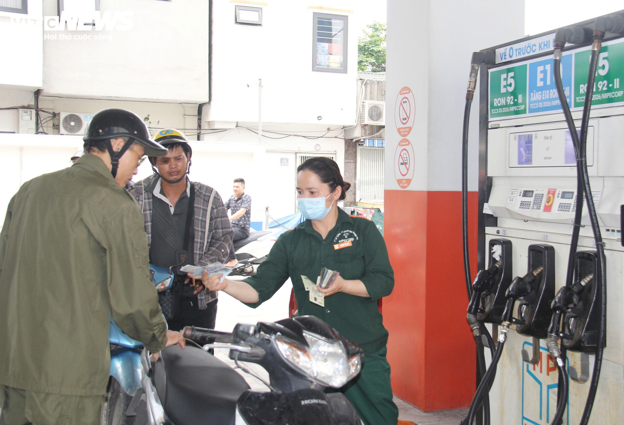Trạm xăng dầu số 1, Tổng Công ty xăng dầu Quân đội (MIPECORP) chuyển đối từ bán xăng khoáng sang bán nhiên liệu sinh học từ ngày 25/5. (Ảnh: Phạm Duy).