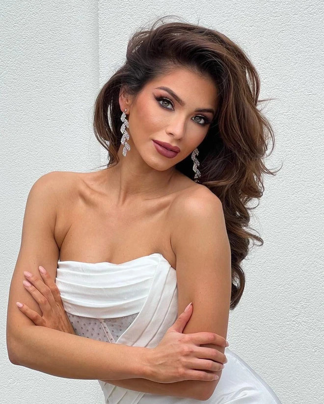 Người đẹp Priscilla Londono từng đại diện Colombia tại Miss Grand International 2022 và vào Top 10 chung cuộc. Sự hiểu biết sâu về thể thức thi đấu của MGI cùng kinh nghiệm quốc tế dày dặn giúp Priscilla luôn là ẩn số bất ngờ cho đêm chung kết.