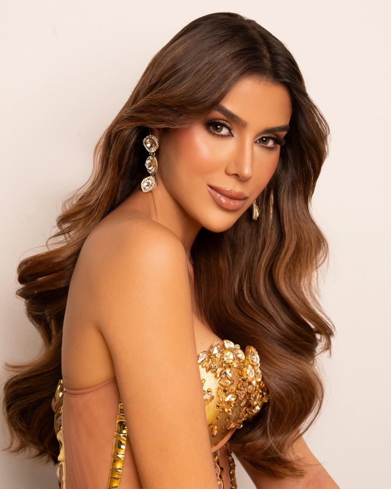 Người đẹp Gabriela De La Cruz của Venezuela nổi bật nhờ gương mặt sắc nét, hình thể cân đối và khả năng tạo điểm nhấn mỗi lần xuất hiện trên sân khấu. Ở phần thi áo tắm, cô đạt 9,70 điểm và xếp thứ 4 trong top 20 thí sinh có điểm trình diễn cao nhất. Với đại diện từ quốc gia được mệnh danh 