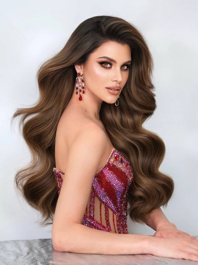 Yamilex Hernández sở hữu vẻ đẹp đậm chất Latin, thần thái quyến rũ cùng kỹ năng trình diễn giàu năng lượng. Trước khi đến với Miss Grand International All Stars 2026, cô từng giành danh hiệu Hoa hậu Hoàn vũ Latina và lọt top 30 tại Hoa hậu Hoàn vũ 2025. Ở phần thi áo tắm bán kết, Yamilex tiếp tục ghi điểm với phong cách trình diễn nóng bỏng và giàu năng lượng, nằm trong nhóm thí sinh có thành tích cao nhất đêm thi. Sash Factor xếp Dominica trong top 5 bảng dự đoán.