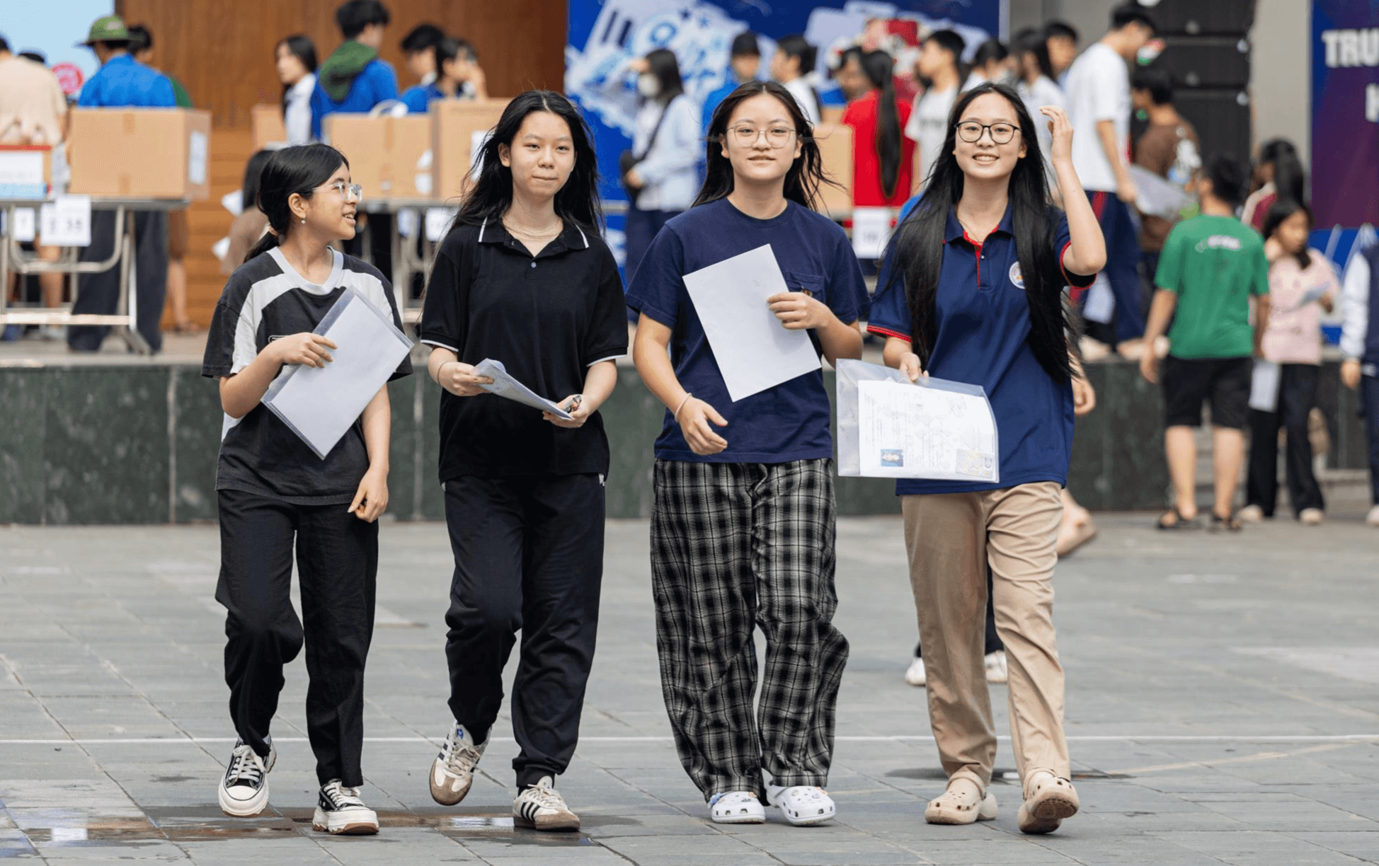 Các thí sinh đã hoàn thành môn tiếng Anh vào lớp 10 Hà Nội chiều 30/5. (Ảnh minh họa: Minh Đức)