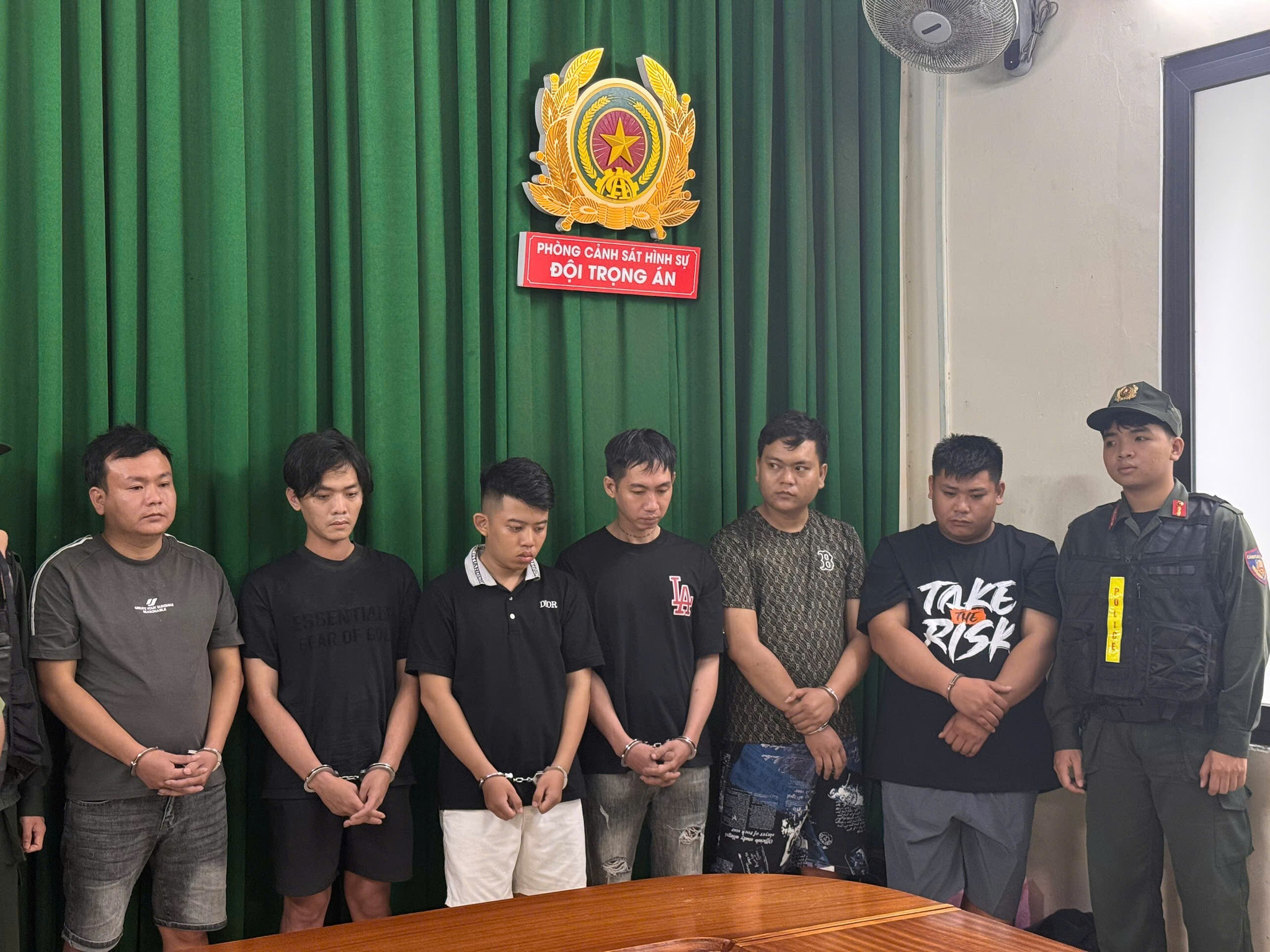 Nhóm cướp tiệm vàng tại cơ quan điều tra, từ trái sang là Dân, Huy, Thành, Đạt, Hoàng, Lâm. (Ảnh: CACC)