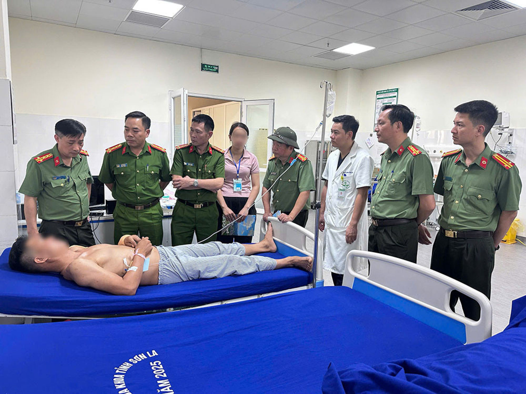 Lãnh đạo Công an tỉnh Sơn La đến thăm cán bộ bị thương trong khi làm nhiệm vụ. (Ảnh: CACC)