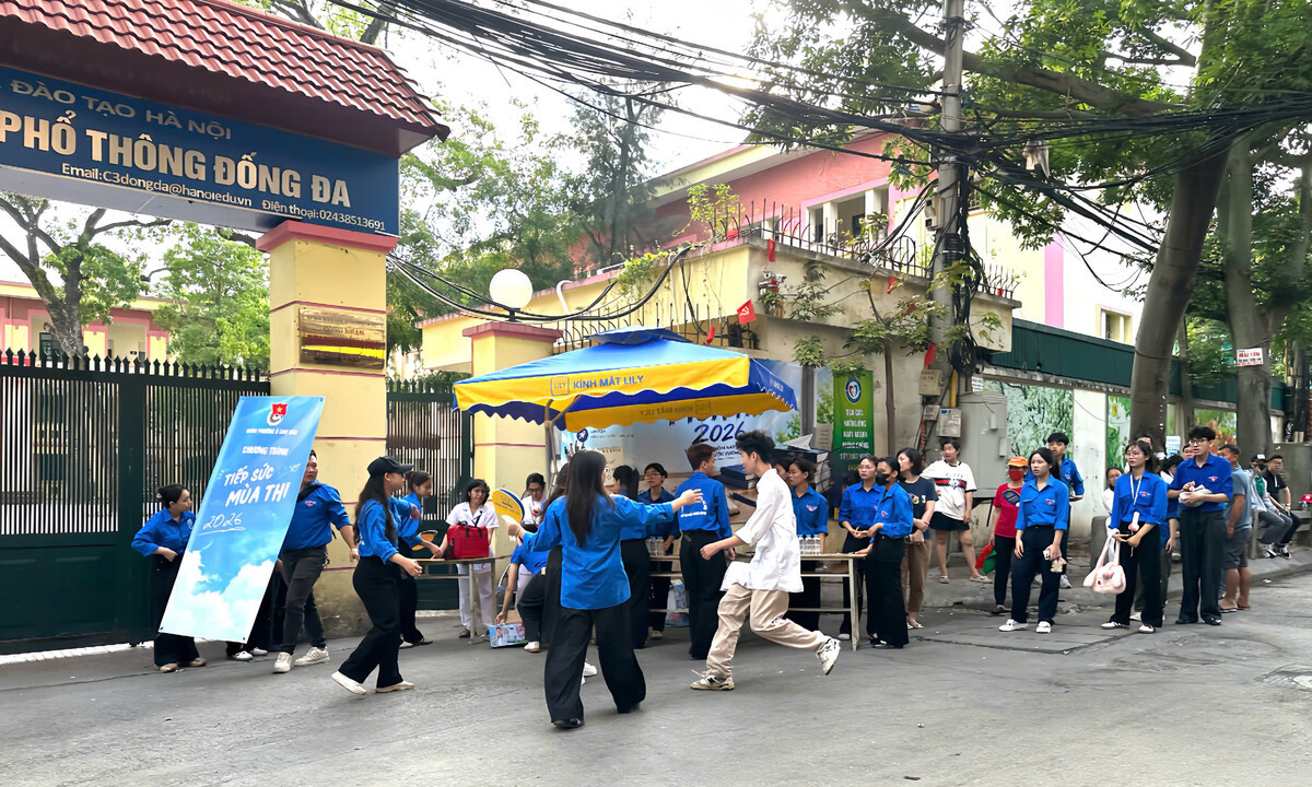 Nam sinh hớt hải chạy vào điểm thi Trường THPT Đống Đa.