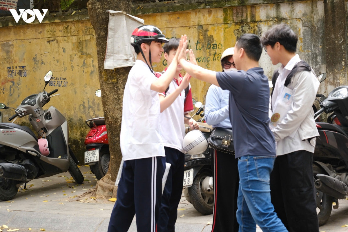 tuyen sinh lop 10 o ha noi nhung cam xuc dac biet sau mon thi ngu van hinh anh 15