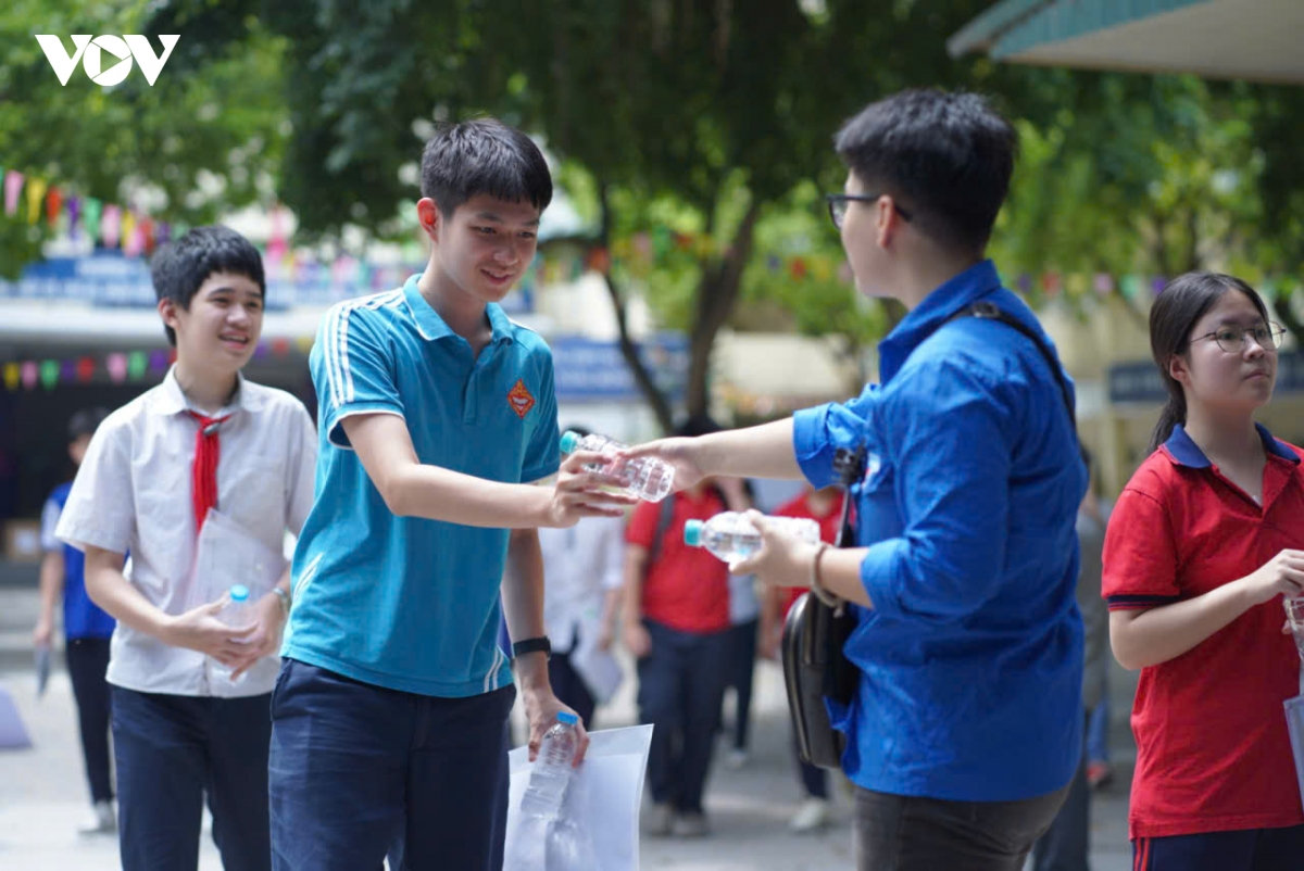 tuyen sinh lop 10 o ha noi nhung cam xuc dac biet sau mon thi ngu van hinh anh 9