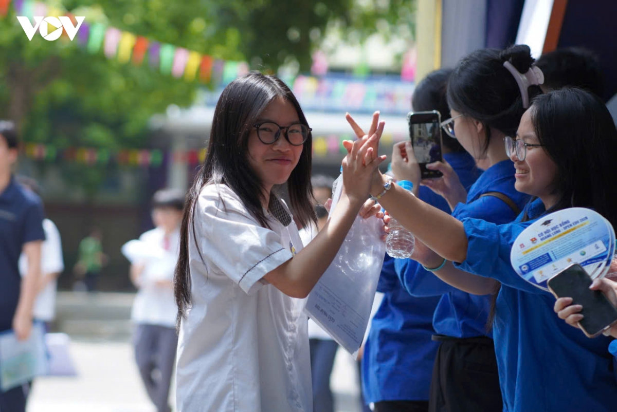 tuyen sinh lop 10 o ha noi nhung cam xuc dac biet sau mon thi ngu van hinh anh 10