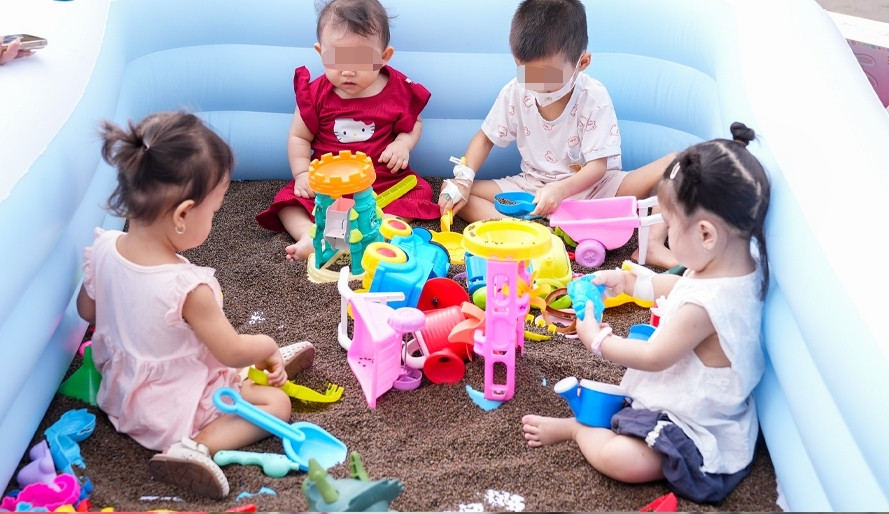 Những giây phút vui tươi, rạng rỡ của các “chiến binh nhí” tại không gian hội chợ.