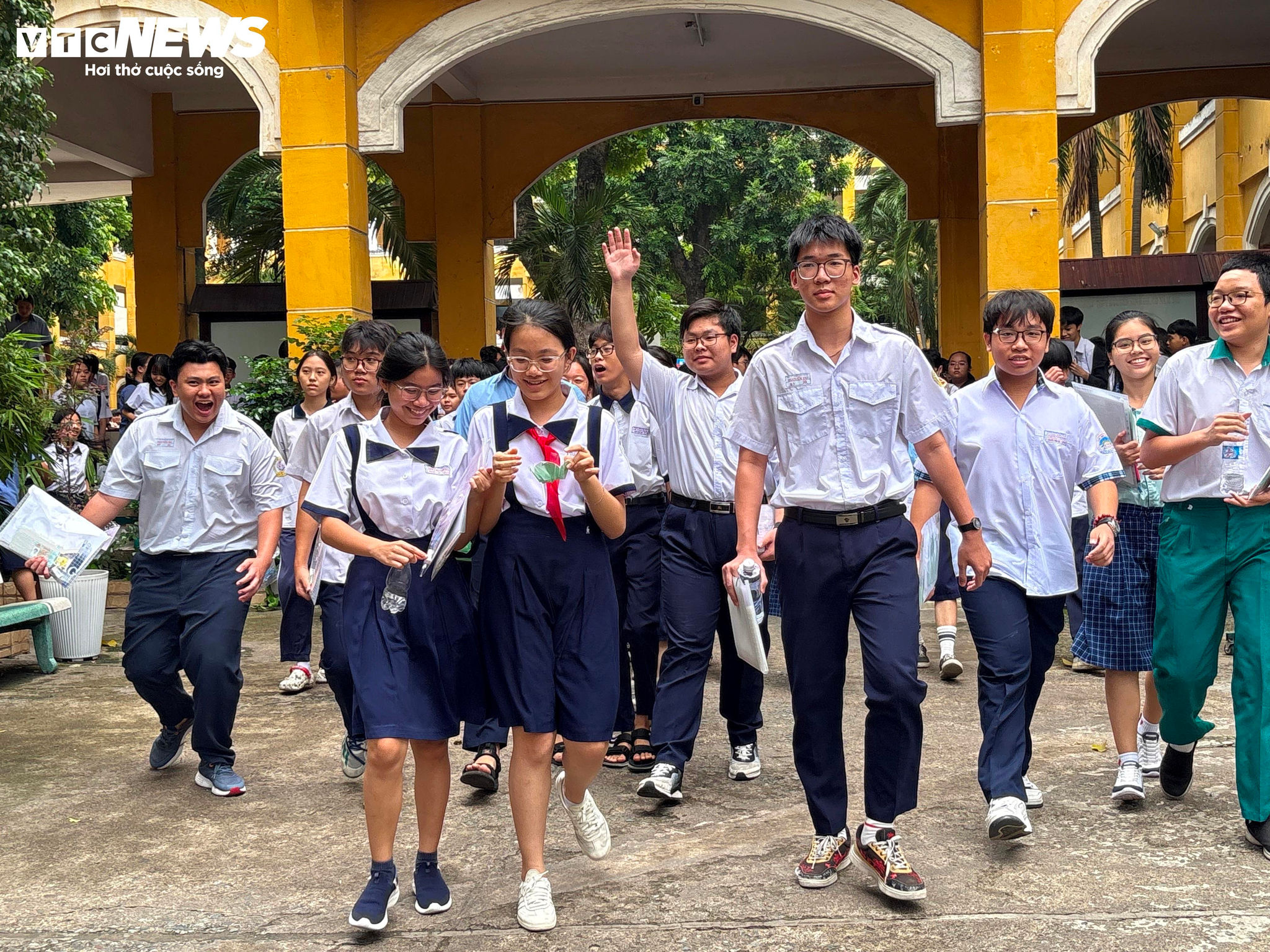 Thí sinh hoàn thành môn thi Ngữ văn tại điểm thi Trường THPT Trưng Vương, phường Sài Gòn.