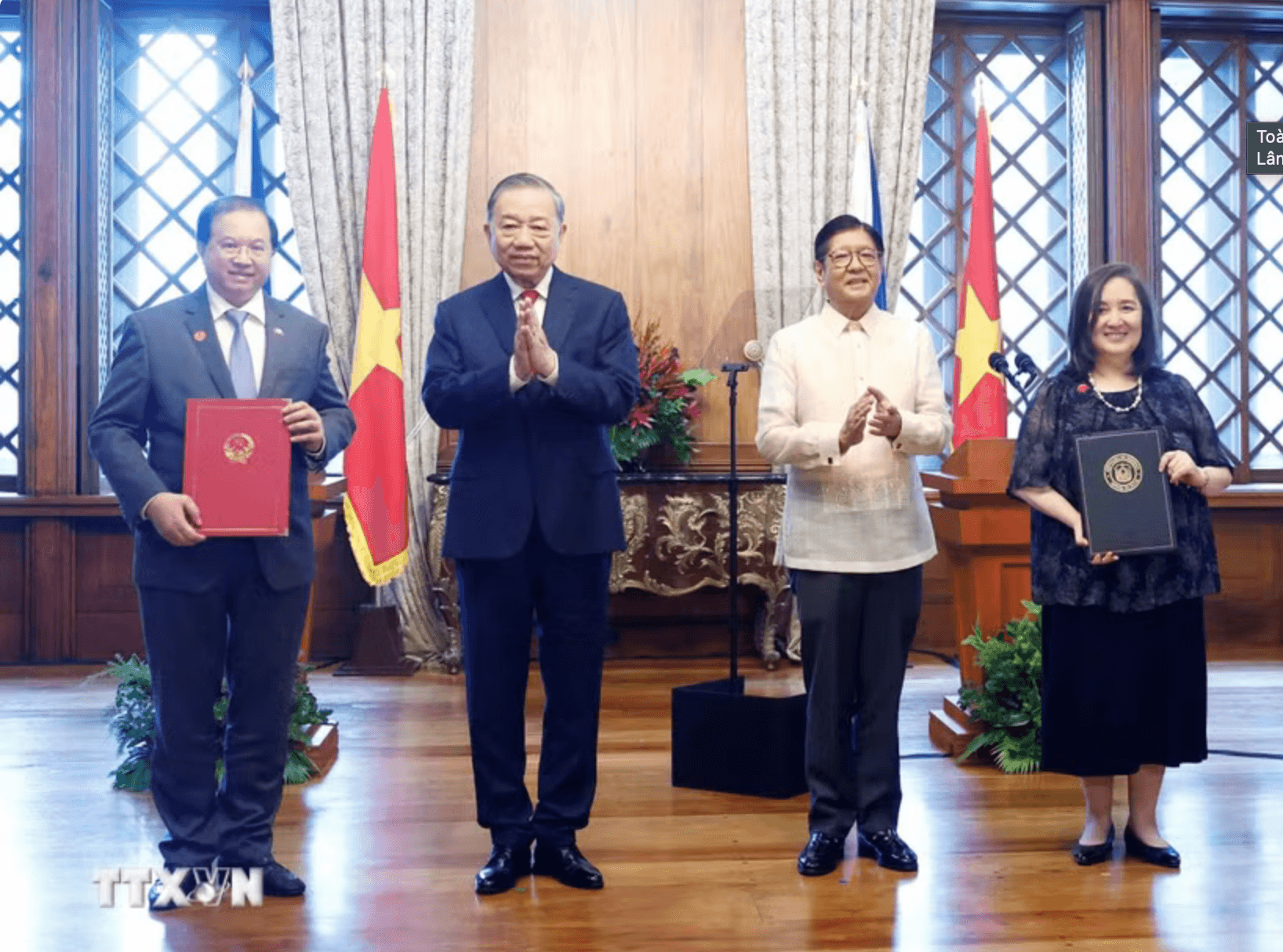 Sau cuộc hội đàm, Tổng Bí thư, Chủ tịch nước Tô Lâm và Tổng thống Ferdinand Marcos Jr. đã chứng kiến lễ ký kết và trao nhiều văn kiện hợp tác trong các lĩnh vực quốc phòng, đào tạo và du lịch.