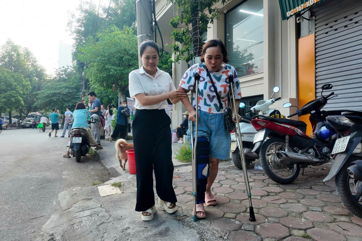 me chong nang den diem thi dong vien con trong ky thi choi khung vao chuyen so hinh anh 1