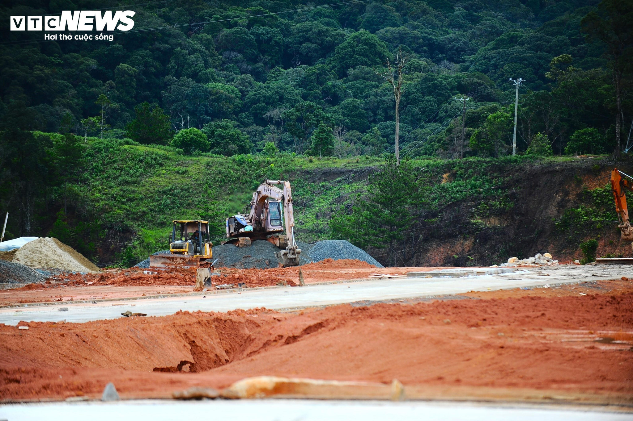 Sau khi xảy ra sự cố sạt trượt, tỉnh Lâm Đồng đã chỉ đạo các sở, ngành, đơn vị và địa phương liên quan khẩn trương triển khai biện pháp đảm bảo an toàn cho người dân ở đây. Tuy nhiên, khối lượng công việc ở đây là rất lớn trong khi đó, máy móc phương tiện, nhân công lại quá ít.