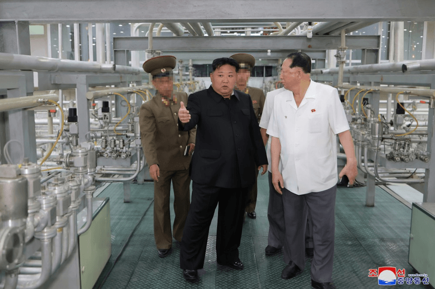 Lãnh đạo Triều Tiên Kim Jong-un trong chuyến thị sát Viện vũ khí hạt nhân và cơ sở sản xuất vật liệu vũ khí hạt nhân hồi 2024. (Ảnh: KCNA)