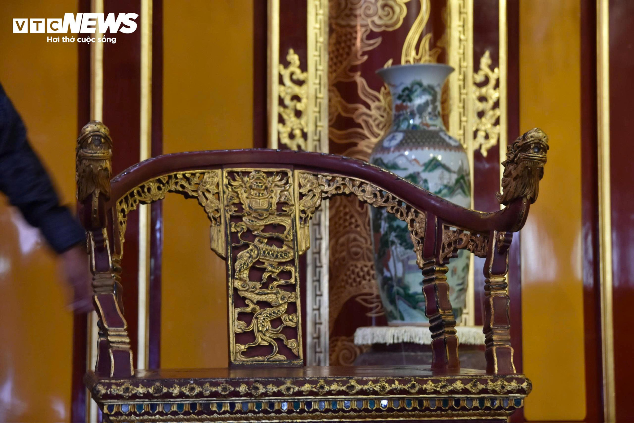 Sau phục chế, bảo vật quốc gia “Ngai vua triều Nguyễn” ổn định về kết cấu, phục hồi phần tay ngai bị phá hoại, bảo đảm đúng hình dáng, kích thước, màu sắc nguyên bản theo hồ sơ công nhận Bảo vật quốc gia năm 2015.