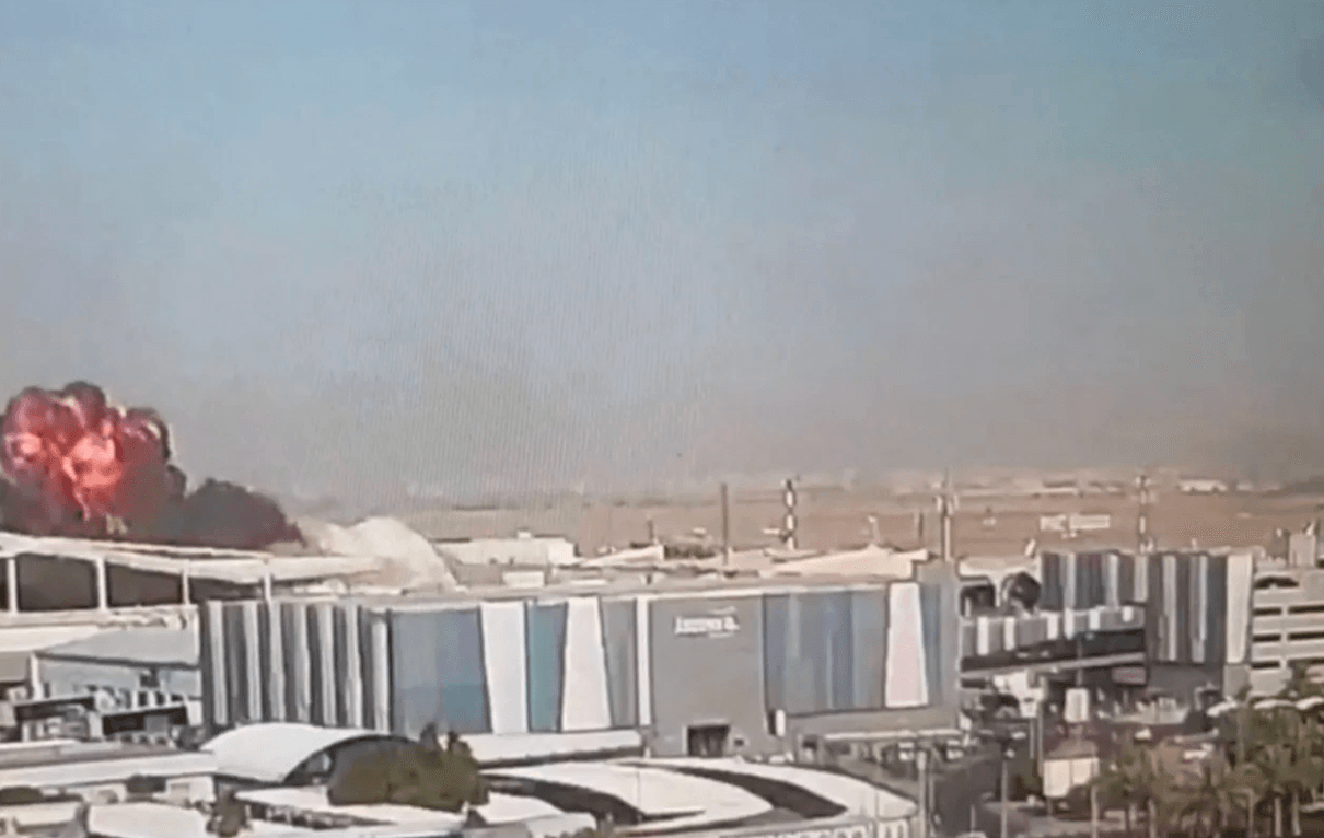 Lửa và khói bốc lên sau cuộc tấn công vào Sân bay Quốc tế Kuwait. (Ảnh: Reuters)