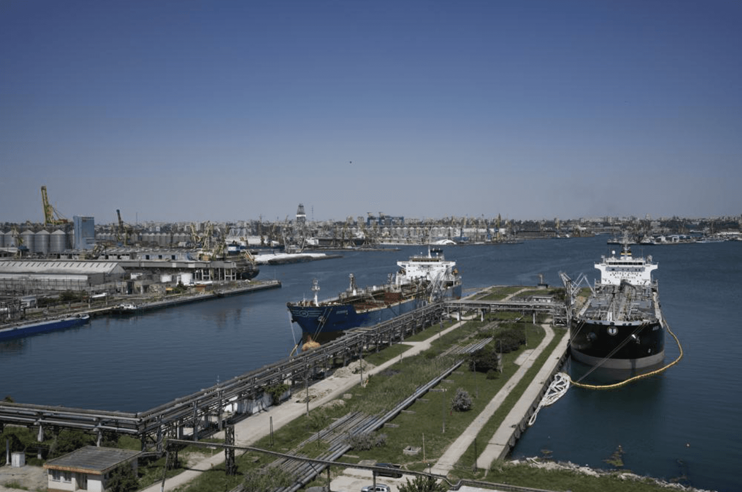 Tàu neo ở cảng Constanta, Romania. (Ảnh: AP)