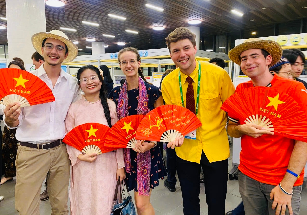 Hải Yến (thứ 2 từ trái sang) mặc áo dài giao lưu với bạn bè quốc tế.