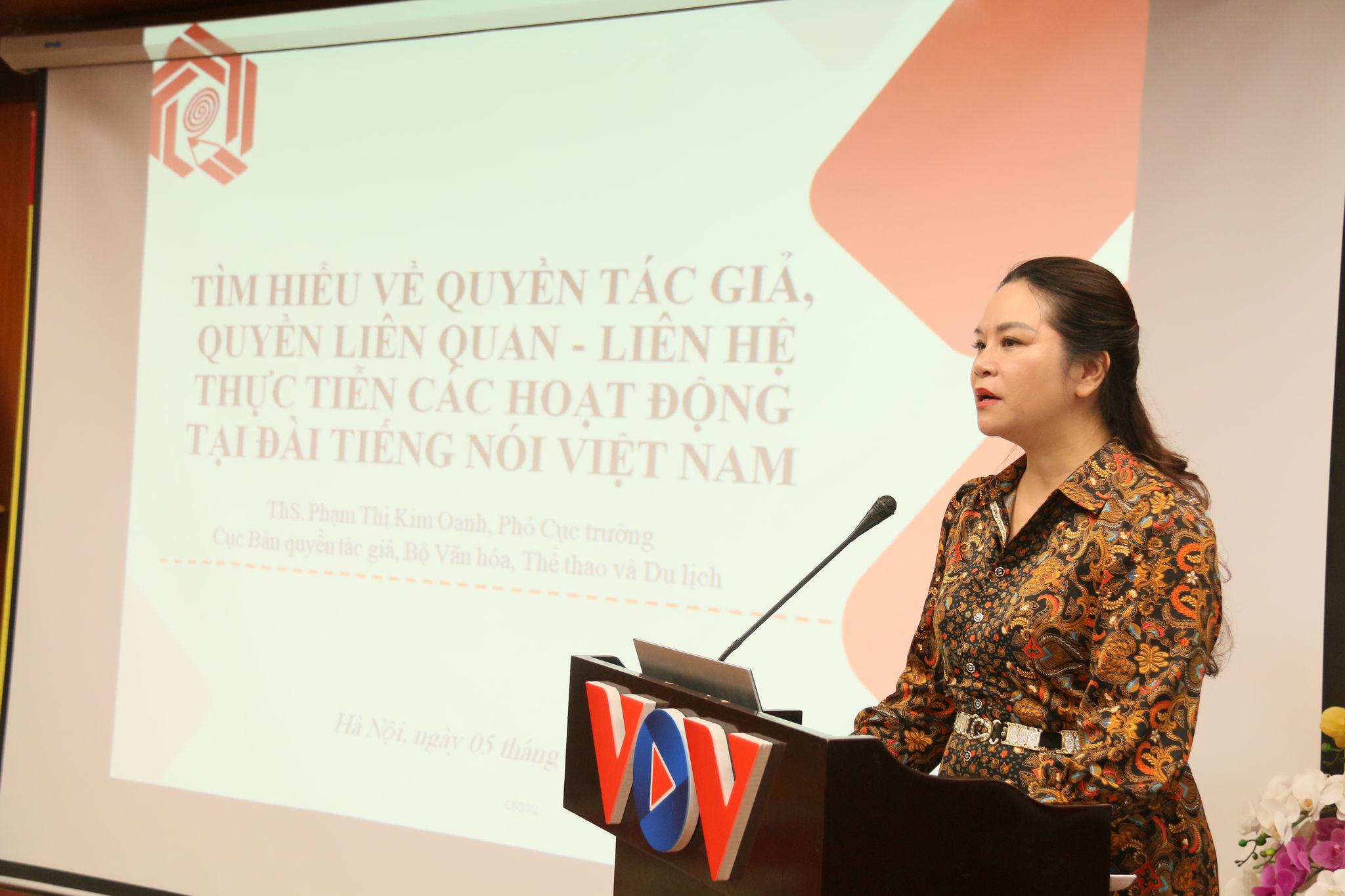 Bà Phạm Thị Kim Oanh, Phó Cục trưởng Bản quyền tác giả, thuyết trình tại hội nghị.