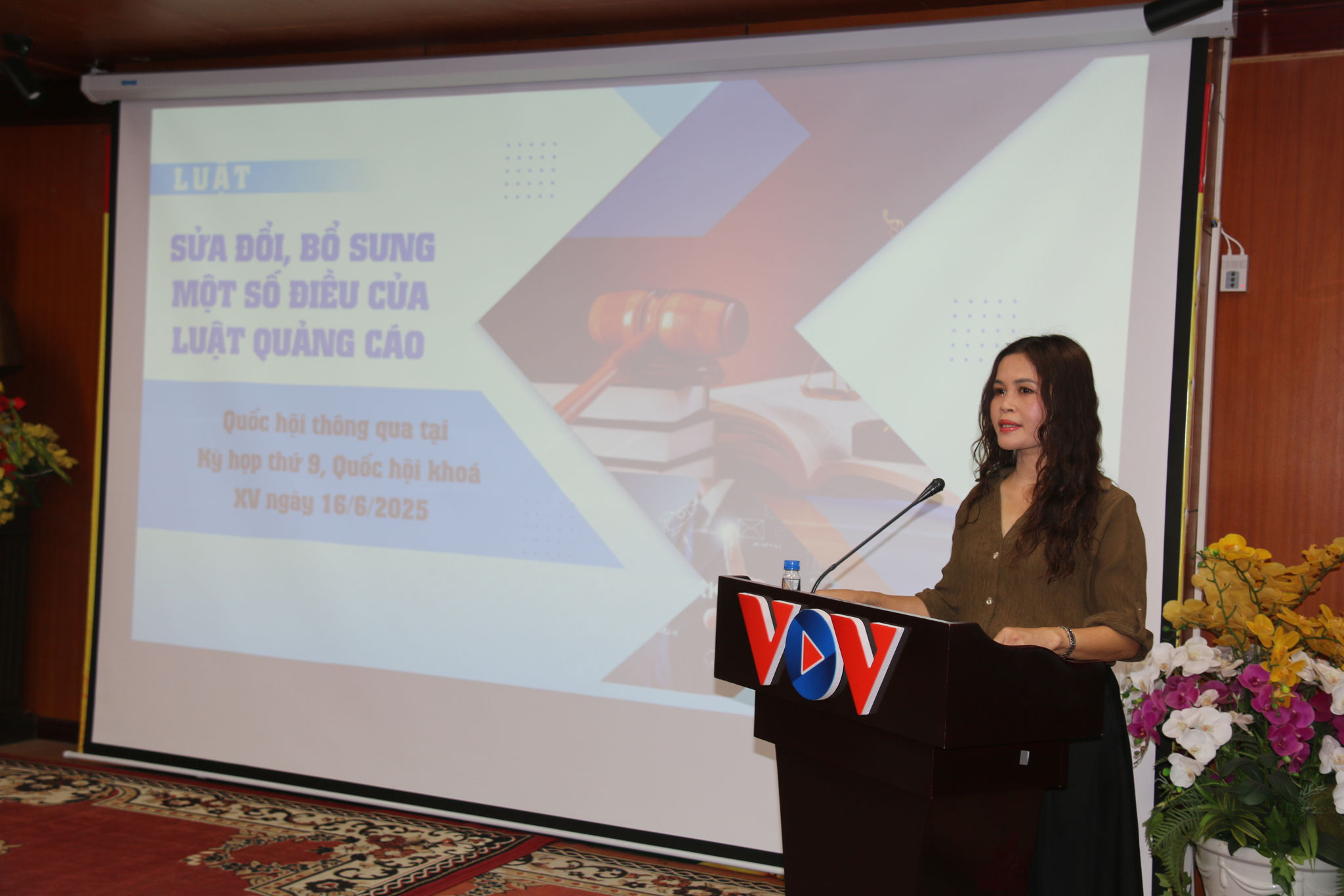 Bà Vũ Thu Thủy, Trưởng phòng Quảng cáo truyền thông, Cục Văn hóa cơ sở, Gia đình và Thư viện, thuyết trình tại hội nghị.