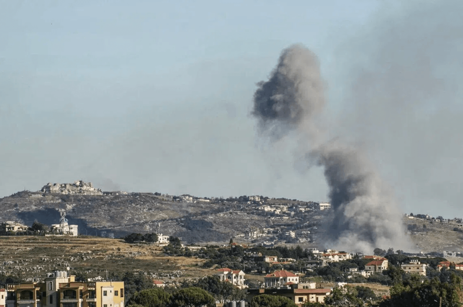 Khói bốc lên từ hiện trường cuộc không kích của Israel. (Ảnh: Getty)
