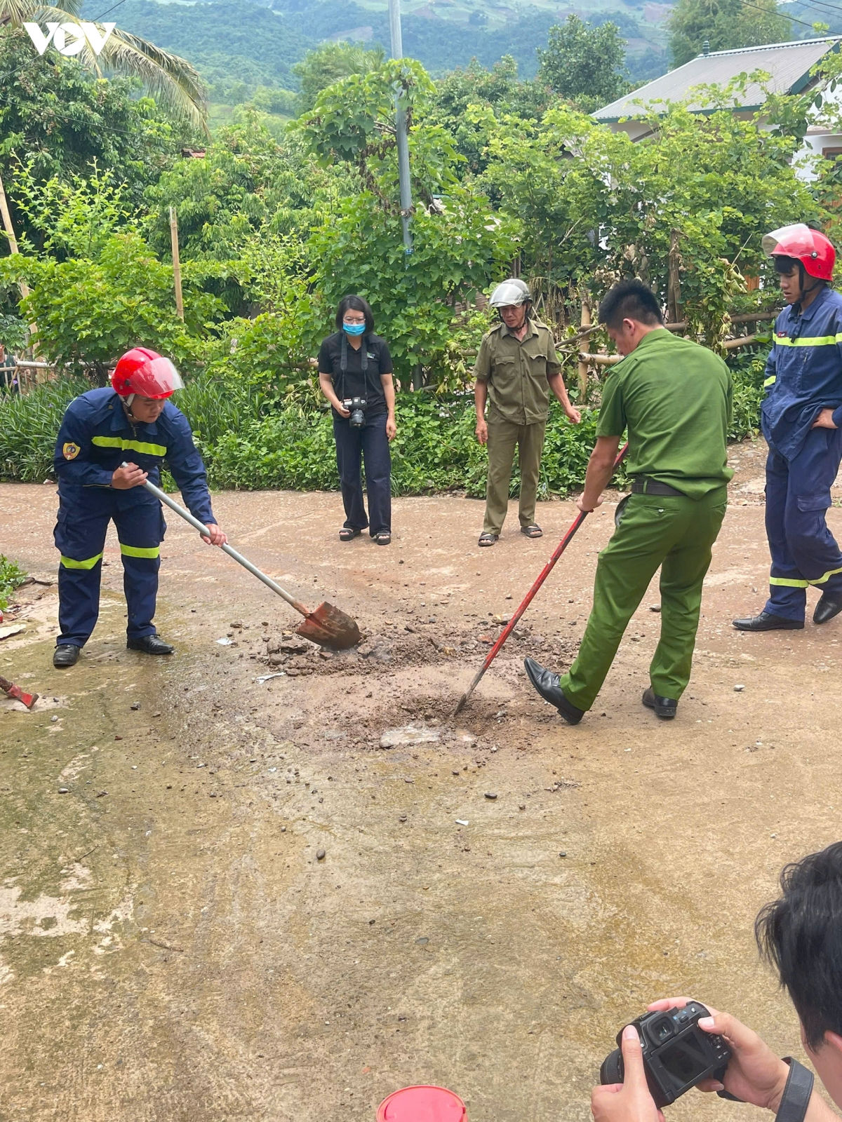 co quan chuc nang thong tin ve tu boc chay o san nha cua ho dan o son la hinh anh 1