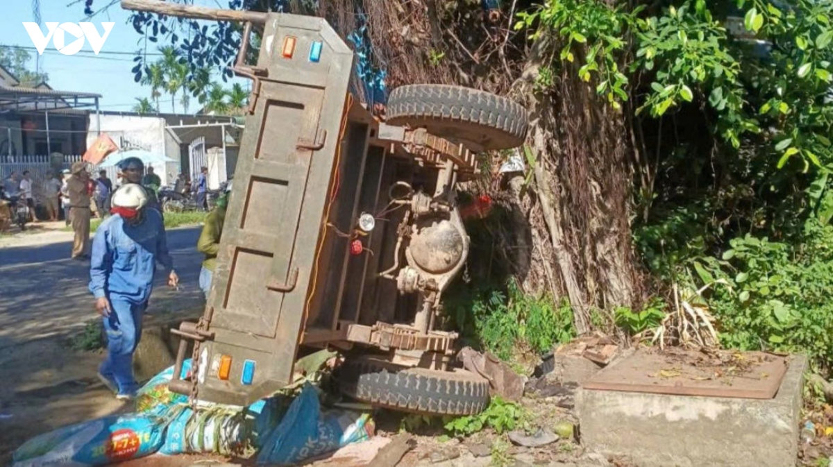 xe đầu kéo va chạm công nông làm 5 người thương vong hình ảnh 1 xe dau keo va cham cong nong lam 5 nguoi thuong vong hinh anh 1