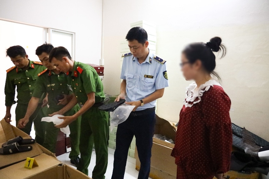 phat hien 2 co so san xuat, buon ban hang gia thuong hieu noi tieng hinh anh 2