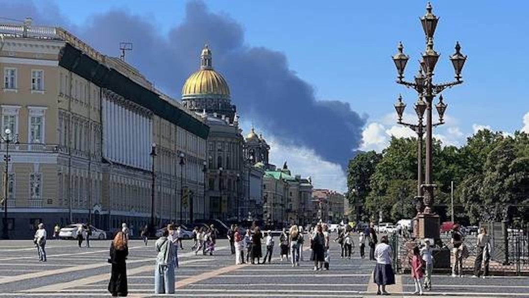 Khói đen bốc lên sau khi Ukraine tiến hành các cuộc tấn công bằng máy bay không người lái vào ngày khai mạc Diễn đàn Kinh tế Quốc tế St. Petersburg.