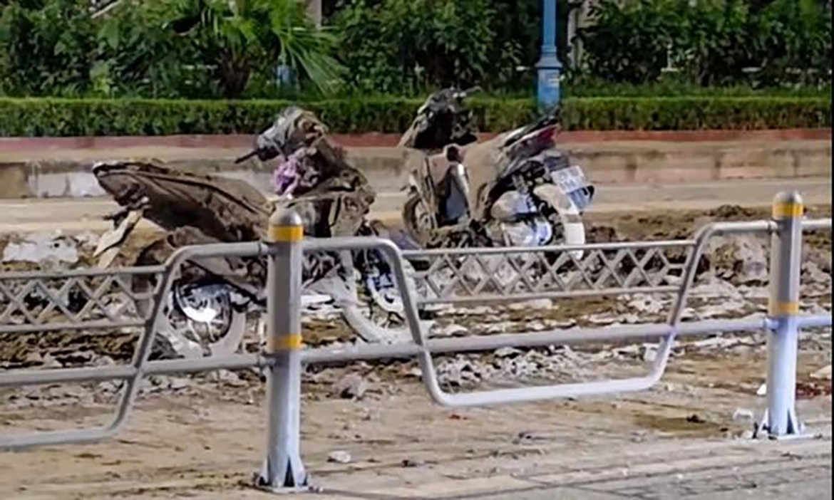 bun dat tran duong vo chi cong ha noi , hang loat xe truot nga nguy hiem hinh anh 2