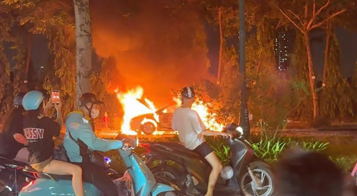 chay lon tai cong vien thien van hoc ha noi , o to bi lua thieu rui den tro khung hinh anh 1