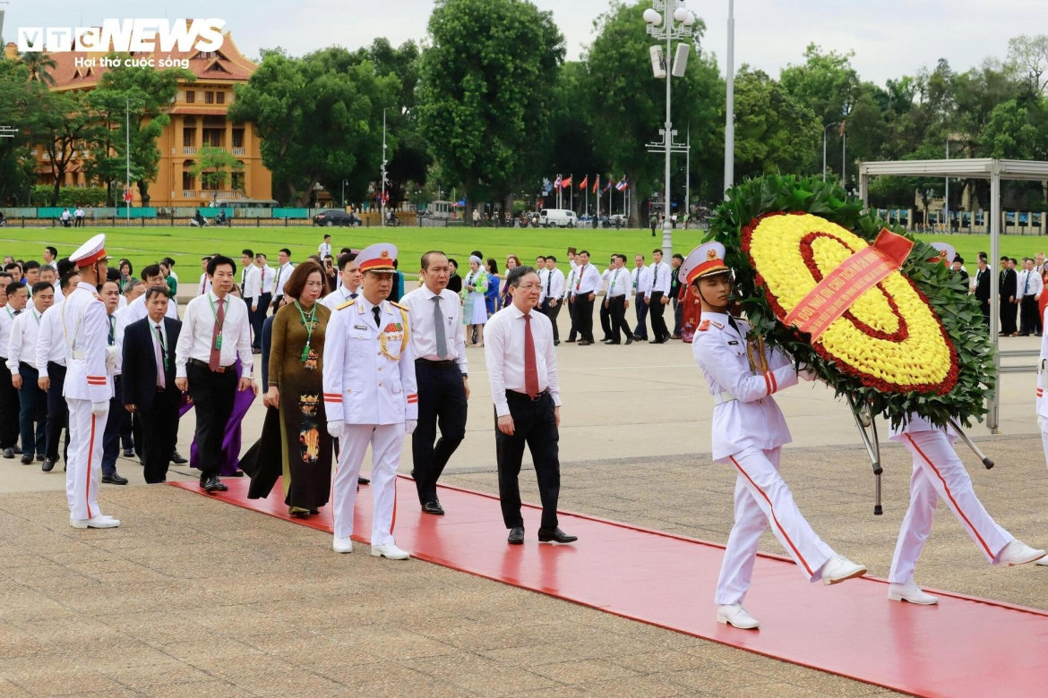 Dai bieu du Dai hoi hoi nong dan viet nam vao lang vieng chu tich ho chi minhh hinh anh 2