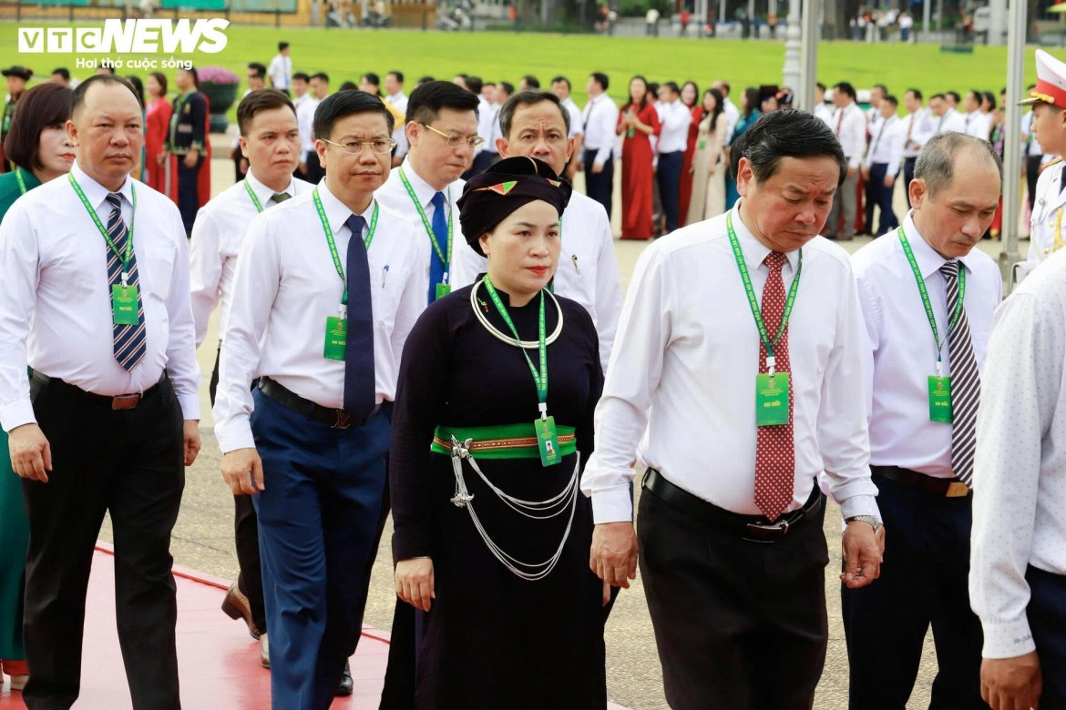 Dai bieu du Dai hoi hoi nong dan viet nam vao lang vieng chu tich ho chi minhh hinh anh 7