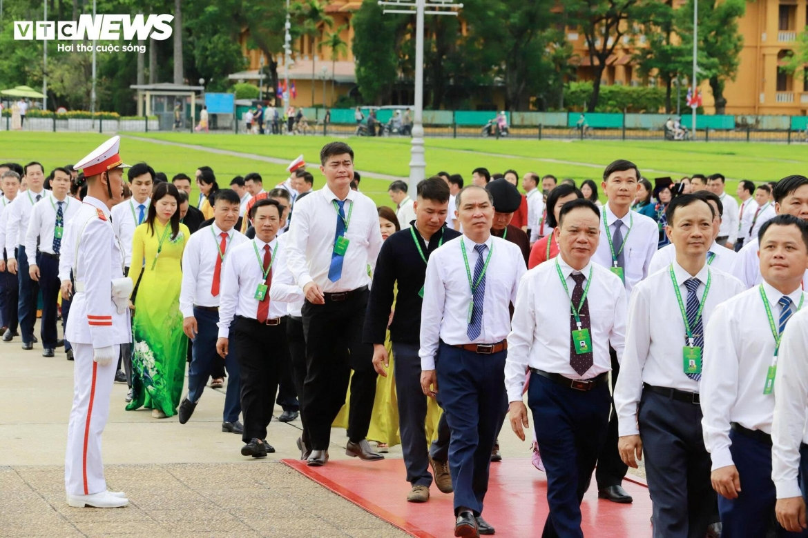 Dai bieu du Dai hoi hoi nong dan viet nam vao lang vieng chu tich ho chi minhh hinh anh 9