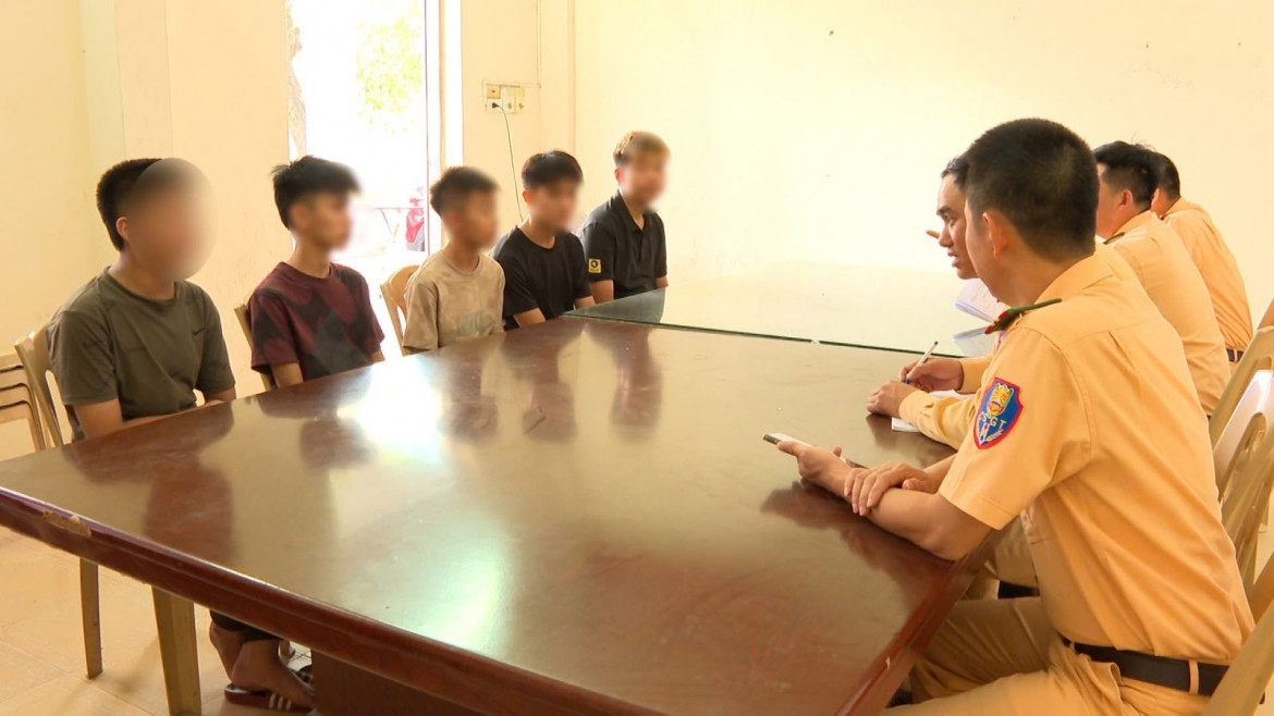 truy quet nhom tuoi teen mang sung, dao danh vong tren duong, phat 81,5 trieu dong hinh anh 2