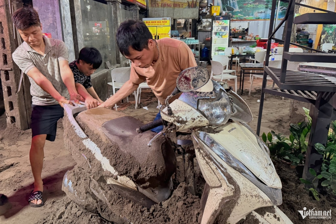 tàu hỏa tông ô tô tải chở cát ở hà nội, 4 xe máy bị vùi lấp hình ảnh 3 tau hoa tong o to tai cho cat o ha noi, 4 xe may bi vui lap hinh anh 3