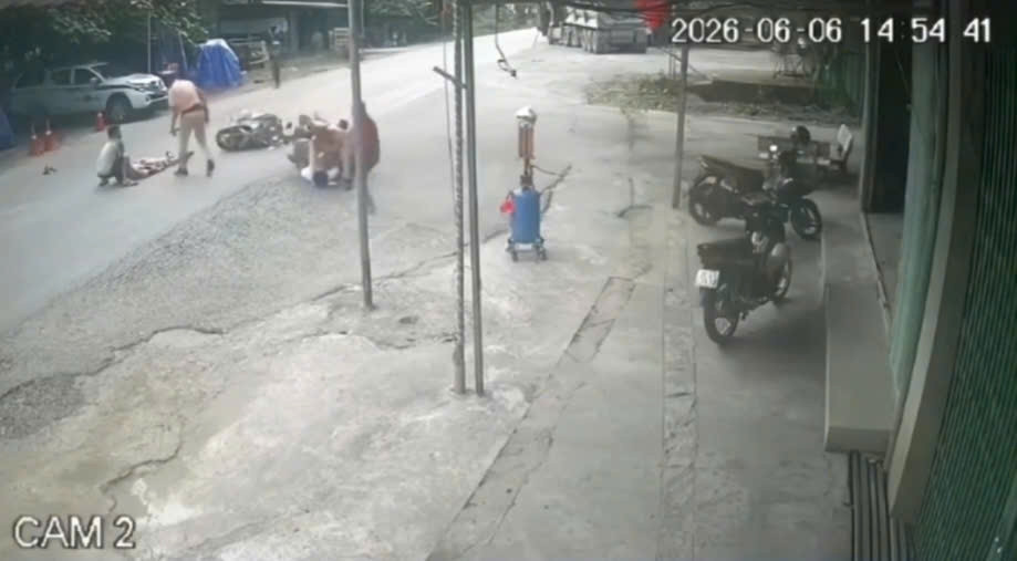 hai doi tuong di xe may tong vao canh sat giao thong dang lam nhiem vu hinh anh 1