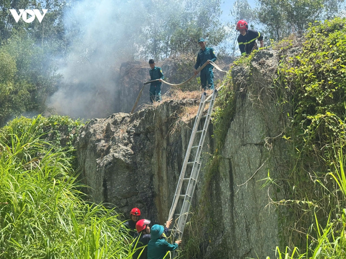 khong che dam chay lon o Da nang, ngan lua lan vao khu dan cu hinh anh 3
