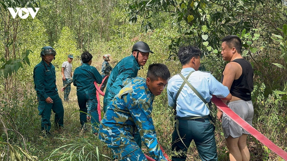 khong che dam chay lon o Da nang, ngan lua lan vao khu dan cu hinh anh 1