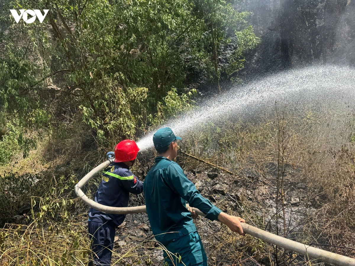 khong che dam chay lon o Da nang, ngan lua lan vao khu dan cu hinh anh 4