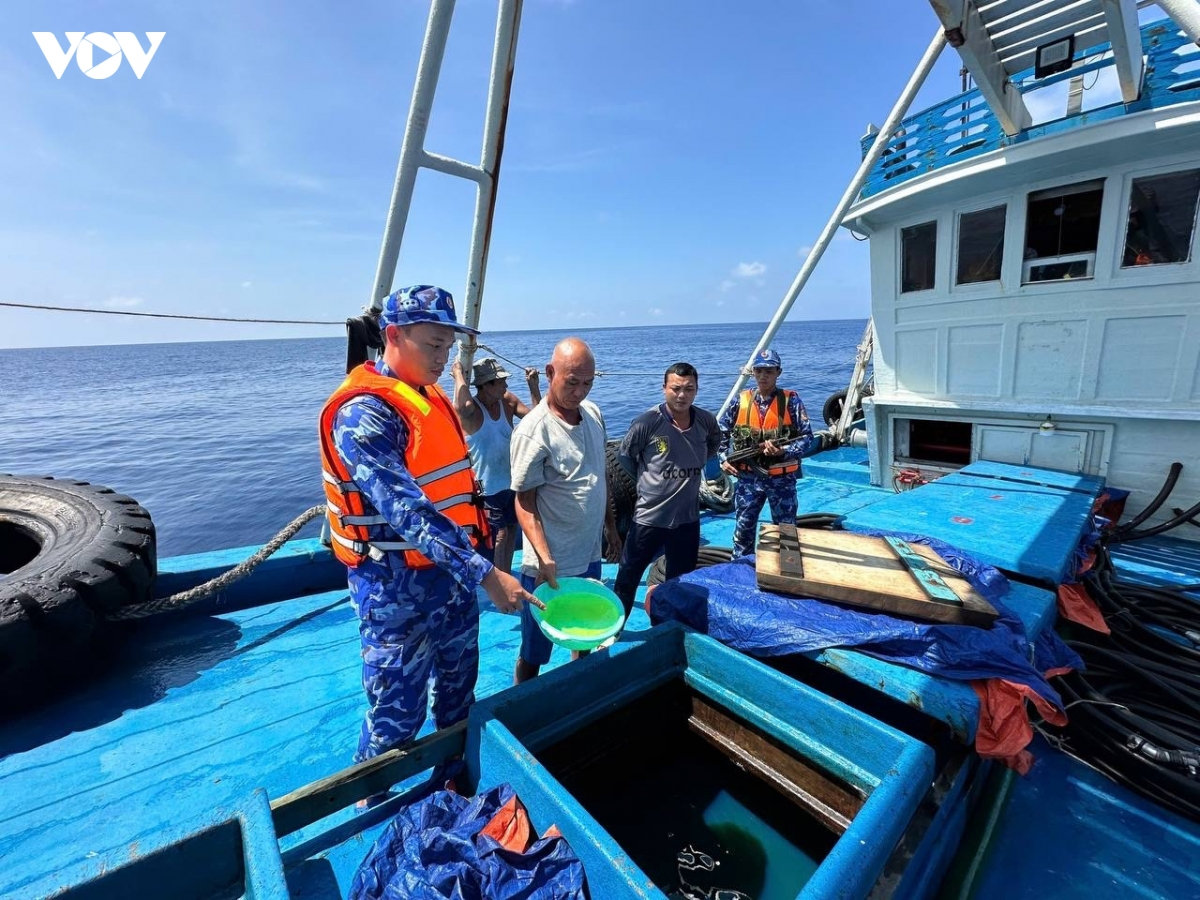 an giang bắt giữ tàu vận chuyển trái phép khoảng trên 150.000 lít dầu d.o hình ảnh 1 an giang bat giu tau van chuyen trai phep khoang tren 150.000 lit dau d.o hinh anh 1