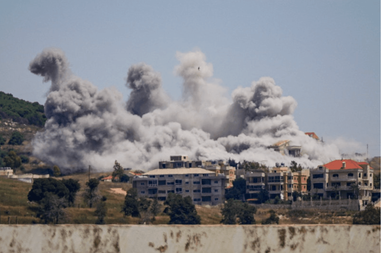 Khói bốc lên nghi ngút sau cuộc không kích của Israel, nhìn từ Nabatieh, Lebanon. (Ảnh: Reuters)