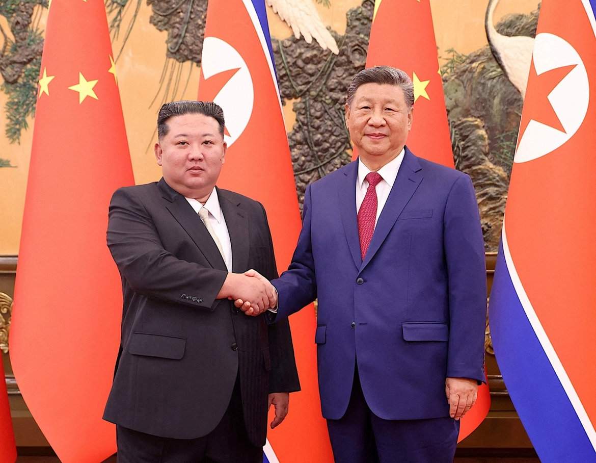 Chủ tịch Trung Quốc Tập Cận Bình tiếp đón nhà lãnh đạo Triều Tiên Kim Jong-un tới dự lễ duyệt binh tại Bắc Kinh, tháng 9/2025. (Ảnh: Tân Hoa xã)